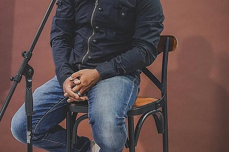 MUZIK SEBATI DALAM DIRI: Walaupun pernah menggantung mikrofon selama sedekad bagi memberi fokus pada kerjaya sepenuh masa dan keluarga, Zulkarnain Othman (Zul OutCry) tidak pernah lupakan cinta pertamanya pada muzik malah kini miliki lagu solo terbaru, Mana Mungkin. - Foto BH oleh NUR DIYANA TAHA
