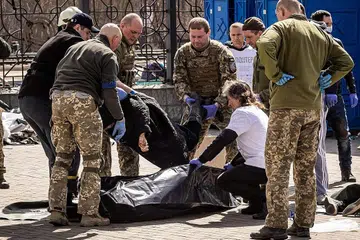 KORBAN PERANG BERTERUSAN: Askar Ukraine mengangkat mayat korban serangan roket yang membunuh sekurang-kurangnya 35 penduduk kelmarin di stesen kereta api di Kramatorsk, timur Ukraine, yang digunakan bagi memindahkan penduduk. - Foto AFP