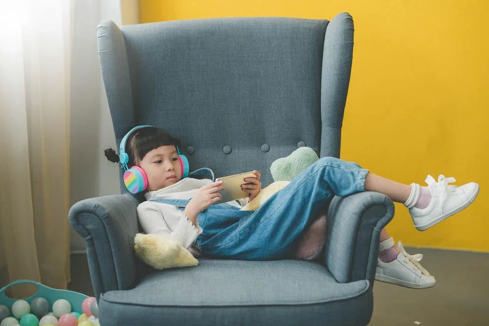 PELUANG BELAJAR SAMBIL BERHIBUR: New York Times menyenaraikan lima podcast muzik menarik yang berpotensi mendidik dan menghiburkan hati kanak-kanak. - Foto ISTOCKPHOTO