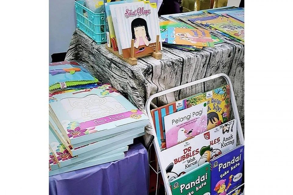TERUS BACA: Ibu bapa digalakkan terus membaca kepada anak mereka buku bahasa Melayu dan Inggeris bergilir-gilir setiap hari dalam usaha memberi mereka pendidikan awal. 