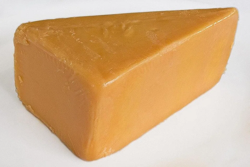 MANA SATU PILIHAN ANDA? Keju Cheddar (atas) dianggap keju paling popular di serata dunia manakala keju Emmental asal Switzerland turut menjadi pilihan kerana rasanya yang lembut, sesuai untuk roti bakar dan burger keju. - Foto fail