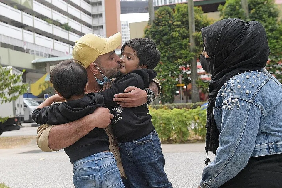 Segala penantian itu berakhir apabila Encik Manzoor Ahmad Wangnoo akhirnya dapat menatap wajah isterinya, Cik Rafeeda Mohammad Hussein dan anaknya dari dekat sebaik 'kepulangannya' ke Singapura baru-baru ini (gambar atas). - Foto BH oleh ALPHONSUS CHERN