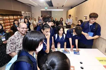 Setiausaha Parlimen Kanan (Pendidikan merangkap Pembangunan Negara), Dr Syed Harun Alhabsyi (kiri), beramah mesra dengan beberapa pelajar di Festival Pembelajaran Sepanjang Hayat Inklusif 2026 pada 12 Oktober di Enabling Village di Redhill.