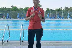 RAIH PINGAT: Ardi Zulhilmi menunjukkan dua pingat gangsa yang dimenanginya di kejohanan Sukan Sekolah-Sekolah Asean (ASG) yang berlangsung di Semarang, Indonesia. - Foto ZARINA MOHD RAZALI