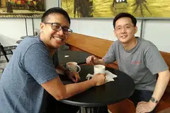 LAMA TIDAK BERJUMPA: Banyak cerita yang didengar penulis (kiri) daripada rakannya, Alvin, yang kini tinggal di London. Rakannya itu pulang bercuti di Singapura selepas melengkapkan ijazah sarjana Doktor Falsafah (PhD). - Foto NADIAH SHAHJOHAN
