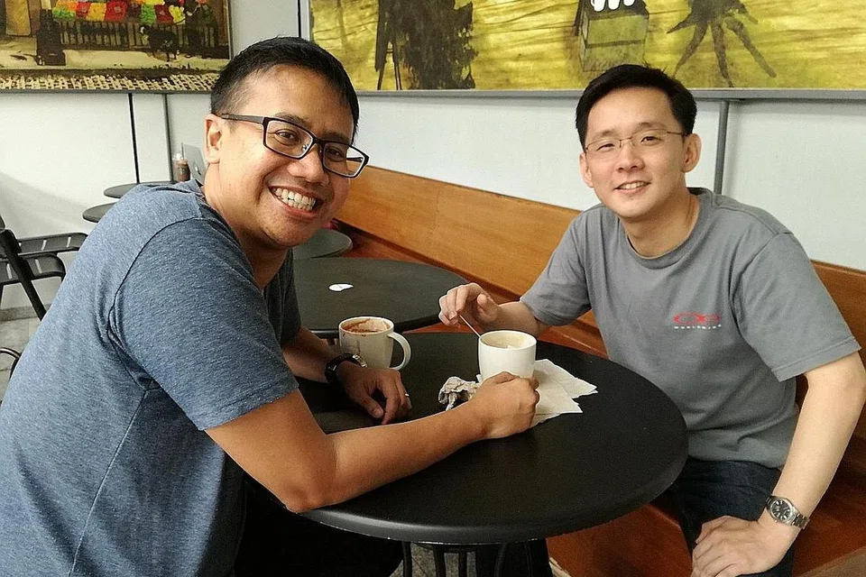 LAMA TIDAK BERJUMPA: Banyak cerita yang didengar penulis (kiri) daripada rakannya, Alvin, yang kini tinggal di London. Rakannya itu pulang bercuti di Singapura selepas melengkapkan ijazah sarjana Doktor Falsafah (PhD). - Foto NADIAH SHAHJOHAN