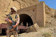FOTO FAIL: Askar tentera Pakistan berdiri di sebuah terowong tempat kereta api Jaffar Express diserang oleh militan pemisah, di Bolan, Balochistan, Pakistan, 15 Mac 2025.