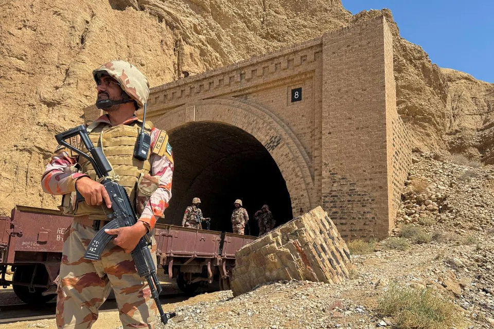 FOTO FAIL: Askar tentera Pakistan berdiri di sebuah terowong tempat kereta api Jaffar Express diserang oleh militan pemisah, di Bolan, Balochistan, Pakistan, 15 Mac 2025.