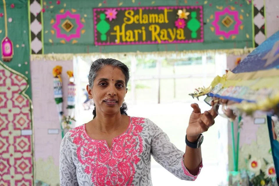 Cik Anitha Tamilmaran, artis bebas, kolong Blok 19 Cantonment Close, hiasan Hari Raya, berasaskan bahan kitar semula