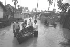 BANJIR DI GEYLANG: Kejadian ini dirakam pada 10 Disember 1954 yang menyaksikan air naik ke paras lutut yang menjejas kebanyakan rumah di kawasan itu. - Foto ihsan RAHMAT ABDUL KADIR