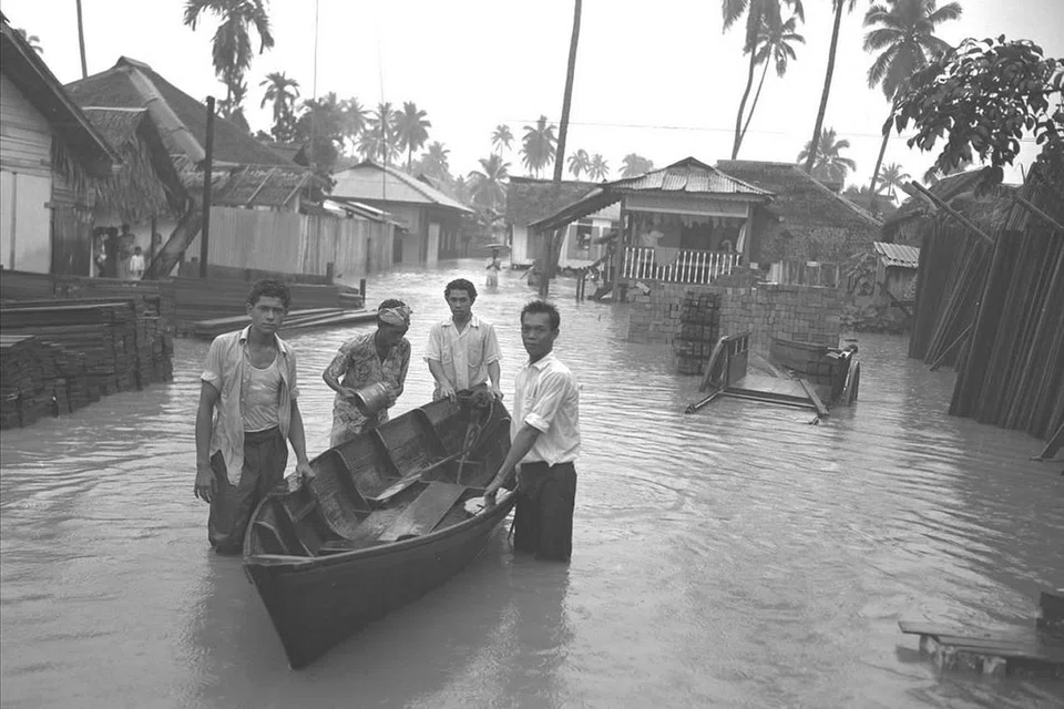BANJIR DI GEYLANG: Kejadian ini dirakam pada 10 Disember 1954 yang menyaksikan air naik ke paras lutut yang menjejas kebanyakan rumah di kawasan itu. - Foto ihsan RAHMAT ABDUL KADIR