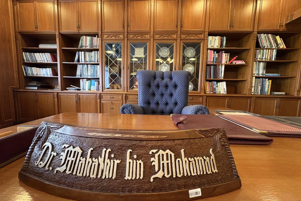 Bilik bacaan Tun Dr Mahathir Mohamad di Galeria Sri Perdana, Kuala Lumpur, yang dulunya adalah kediaman rasmi Perdana Menteri Malaysia keempat itu.