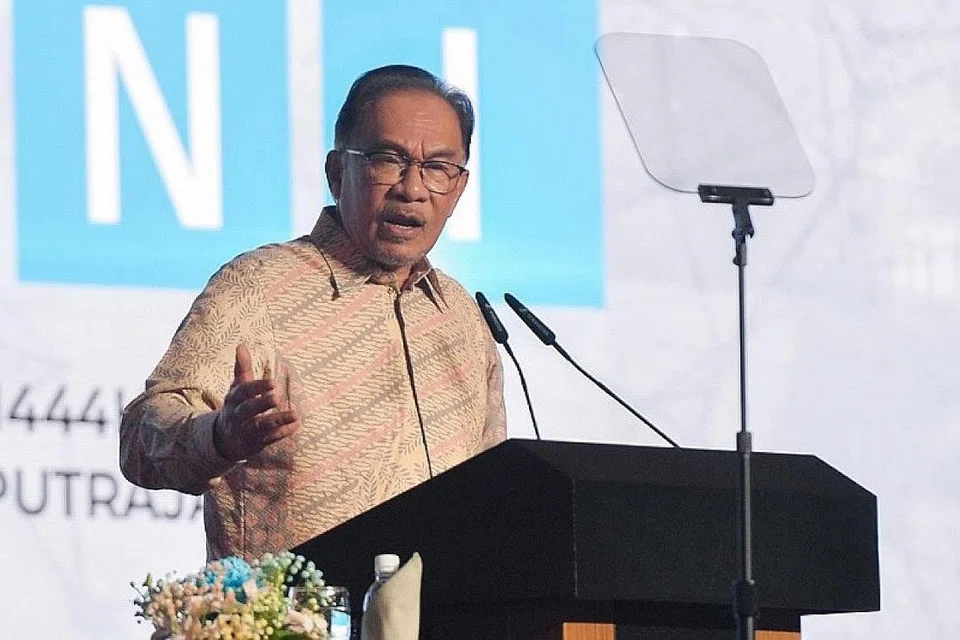PERLU KESUNGGUHAN POLITIK: Datuk Seri Anwar Ibrahim melancar konsep Malaysia Madani kelmarin. Beliau, antara lain, berkata langkah memerangi rasuah mesti mencakup pendekatan menyeluruh undang-undang dan kesedaran masyarakat beserta kesungguhan politik. - Foto NSTP