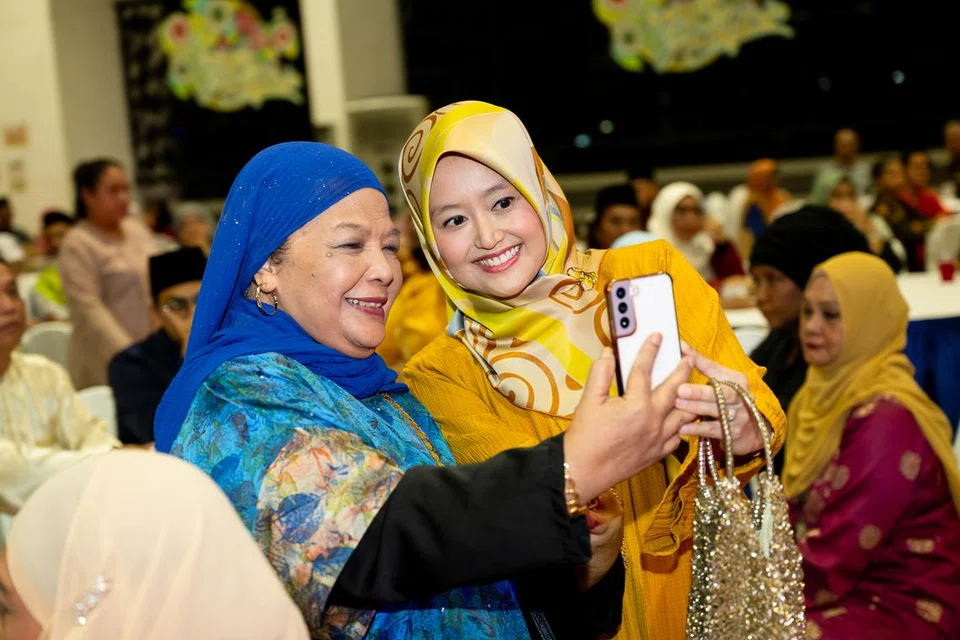 Pelopor seni tari Melayu dan pengasas syarikat tarian, Sri Warisan, Cik Som Said (kiri), dan Setiausaha Parlimen Kanan (Kesihatan merangkap Undang-Undang), Cik Rahayu Mahzam (kanan), yang juga Penasihat kepada Jawatankuasa Kecil Belia PA Mesra, bergambar semasa perjumpaan Hari Raya Mesra.