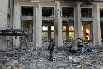 SERANG BALAS: Serangan oleh tentera Ukraine merosakkan bangunan pentadbiran di bandar Donetsk yang diduduki golongan pemisah yang disokong Russia. - Foto REUTERS