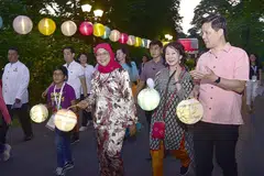 BERSIAR-SIAR DENGAN TANGLUNG: Presiden Halimah menyertai 1,500 tetamu di Istana dalam meraikan ketibaan Pesta Pertengahan Musim Luruh kelmarin. Acara tersebut dianjurkan bersama Persatuan Rakyat (PA) dan Project We Care Network. - Foto BH oleh DESMOND WEE