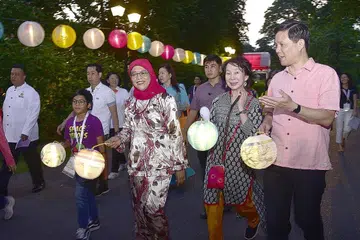 BERSIAR-SIAR DENGAN TANGLUNG: Presiden Halimah menyertai 1,500 tetamu di Istana dalam meraikan ketibaan Pesta Pertengahan Musim Luruh kelmarin. Acara tersebut dianjurkan bersama Persatuan Rakyat (PA) dan Project We Care Network. - Foto BH oleh DESMOND WEE
