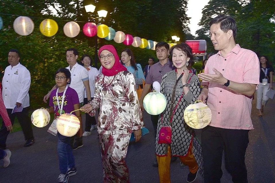 BERSIAR-SIAR DENGAN TANGLUNG: Presiden Halimah menyertai 1,500 tetamu di Istana dalam meraikan ketibaan Pesta Pertengahan Musim Luruh kelmarin. Acara tersebut dianjurkan bersama Persatuan Rakyat (PA) dan Project We Care Network. - Foto BH oleh DESMOND WEE