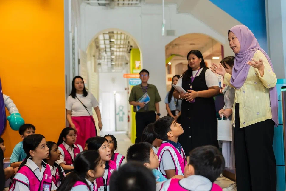 Menurut Pengarah Galeri, Pameran dan Muzium HeritageSG, Cik Asmah Alias (kanan), pengalaman selama setengah hari itu mendedahkan murid Sekolah Rendah Gan Eng Seng kepada kepetingan nilai seperti daya tahan dan kerja berpasukan.