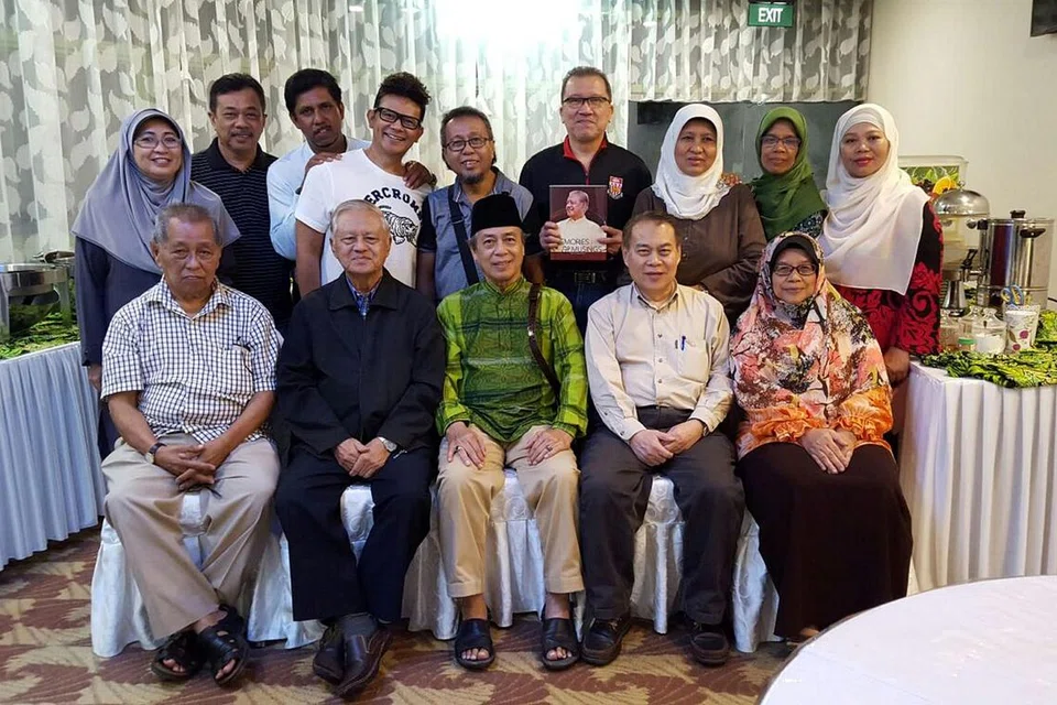 ORANG KUAT: Mesyuarat pertama bersama Cikgu Mohd Noor Sahat (duduk paling kiri) dan mantan guru SNU, Haji Wan Hussin Zoohri (dua dari kiri), pemimpin Persatuan Sang Nila Utama dan beberapa bekas pelajar yang kemudiannya membentuk SNU Mega Reunion - Revival!. - Foto ihsan bekas pelajar SANG NILA UTAMA