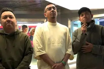 Penyampai radio slot 3 Pagi Era iaitu (dari kiri) Radin, Azad Jazmin dan Nabil Ahmad, tampil memohon maaf berikutan penghasilan video kontroversi dilihat mempersendakan tarian kavadi Hindu.