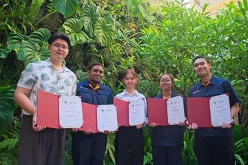 Encik Nur Mohammad Abdullah, 21 tahun (kanan), dan Cik Nur Rifqah Asyura Abdul Raffiq (dua dari kanan), 19 tahun, pelajar dari Kolej East Institut Pendidikan Teknikal (ITE), adalah antara lebih 220 individu muda yang telah dianugerahkan geran pengajian di bawah Biasiswa NParks-Peter Lim.                          