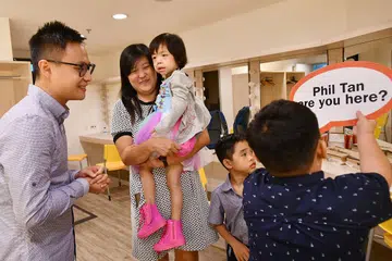 DETIK GEMBIRA: Encik Phil Tan tersentuh apabila mendapat peluang menemui suri rumah, Cik Doris Tia, dan anak-anaknya, termasuk Ryssa (didukung). - Foto fail