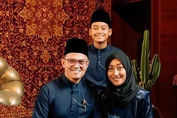 Encik Mohamed Asri Mohamed Azmi dan Cik Khairunisak Hussain beraya bersama anak tunggal mereka, Khaizuran Aidan Mohamed Asri.