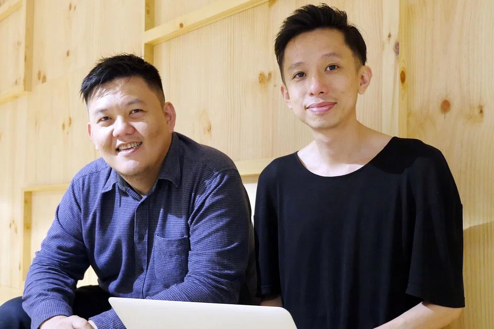 DAPAT SUNTIKAN: Encik Mulyadi Syariffudin (kiri) bersama pengasas bersama Makerscut, Encik Alan Lee, gembira dapat menyertai program memupuk firma teknologi baru yang diperkenal SPH. - Foto SPH