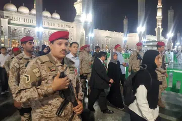 Puan Halimah, yang ditemani suaminya Encik Mohamed Abdullah Alhabshee, diiringi pasukan kawalan Arab Saudi di Masjid Nabawi. - Foto BH oleh NORMAN SAWI