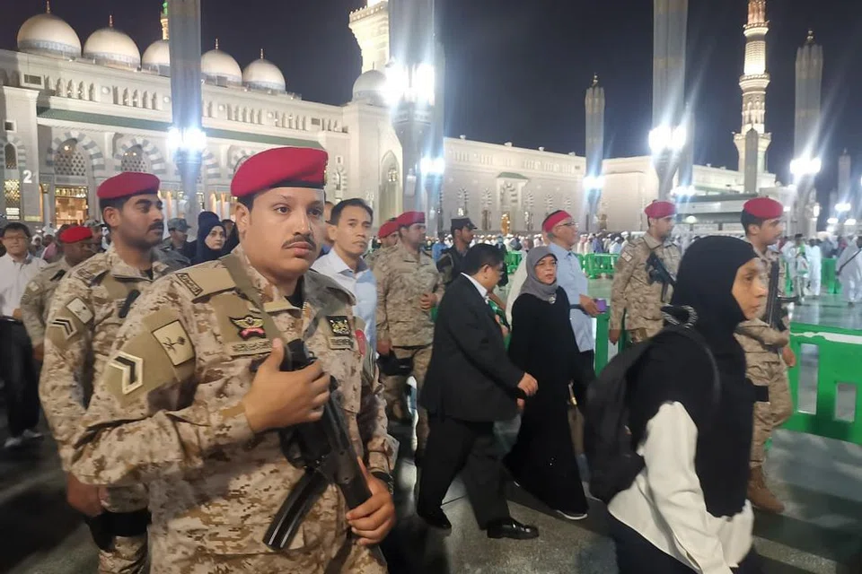 Puan Halimah, yang ditemani suaminya Encik Mohamed Abdullah Alhabshee, diiringi pasukan kawalan Arab Saudi di Masjid Nabawi. - Foto BH oleh NORMAN SAWI
