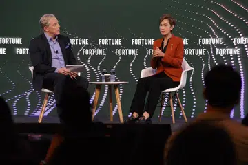 Menteri Penerangan dan Pembangunan Digital, Cik Josephine Teo, berbual dengan Encik Clay Chandler, editor eksekutif Asia di Fortune Magazine, semasa persidangan Fortune Brainstorm AI pada 22 Julai di The Ritz-Carlton, Singapura.