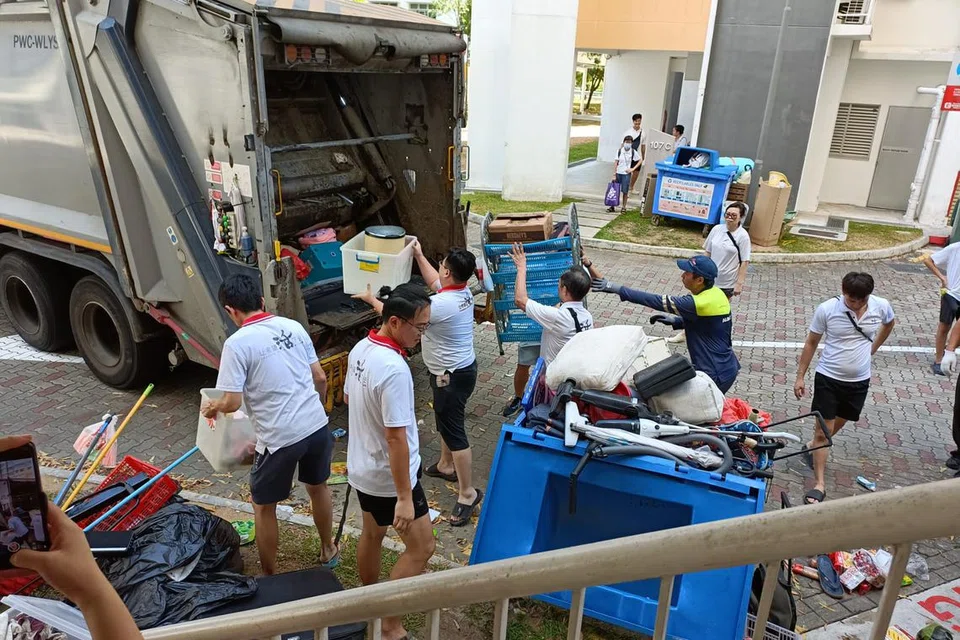 Relawan Keeping Hope Alive membersihkan rumah penyorok dan membuang barang yang tidak diperlukan.
