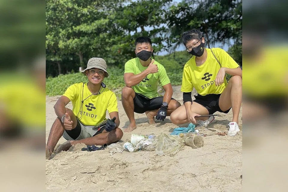 BERSIHKAN PANTAI: Encik Yasser Amin (kiri) dengan aktivis alam persekitaran yang lain semasa aktiviti pembersihan pantai. - Foto-foto ihsan YASSER AMIN