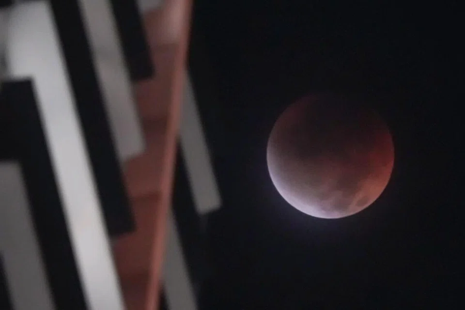 BULAN MERAH: Gerhana bulan penuh biasanya dapat dilihat di Singapura setiap tiga hingga empat tahun sekali.