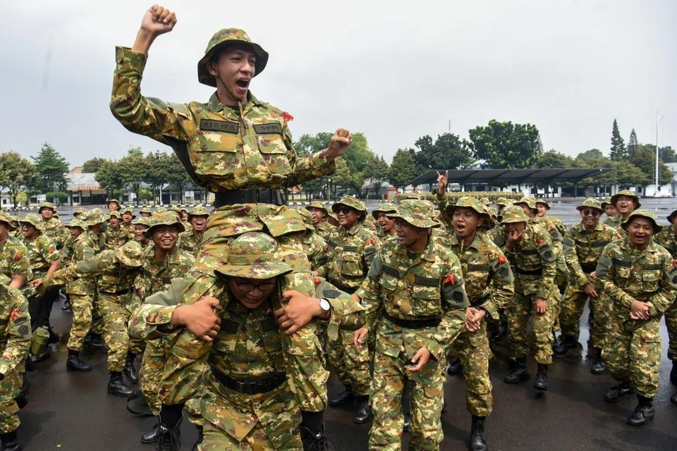 Peserta latihan pembekalan bela negara dan pengurusan bagi calon pengurus Koperasi Desa/Kelurahan Merah Putih (KDKMP) melaungkan slogan ketika mengikuti sesi latihan di Briged Infantri Marinir Ke-1, Cilandak, Jakarta pada 25 Jun 2026.