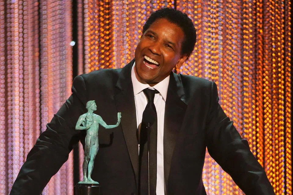 KEMENANGAN MENGEJUTKAN: Aktor Denzel Washngton amat berbesar hati dengan kemenangannya sebagai Aktor Terbaik Screen Actors Guld Awards 2017. - Foto REUTERS