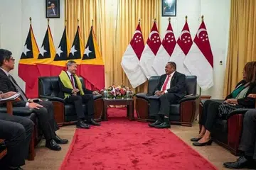 BUKA KEDUTAAN: Menteri Ehwal Luar, Dr Vivian Balakrishnan (dua dari kiri), bertemu Menteri Luar dan Kerjasama Timor-Leste, Encik Bendito dos Santos Freitas, pada Isnin.