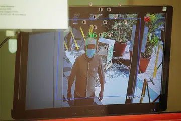PERMUDAH KERJA: Dengan menggunakan kamera haba yang dipasang di kawasan pintu masuk, pihak Masjid Omar Kampong Melaka tidak perlu mengerahkan ramai kakitangan atau sukarelawan dalam membantu mengambil suhu badan jemaah. - Foto BH oleh JASON QUAH