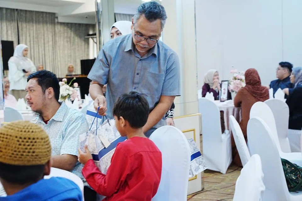 Editor BH, Encik Nazry Mokhtar, menyampaikan hadiah berupa baju kurung kepada penghuni Rumah Anak Yatim Darul Ihsan.