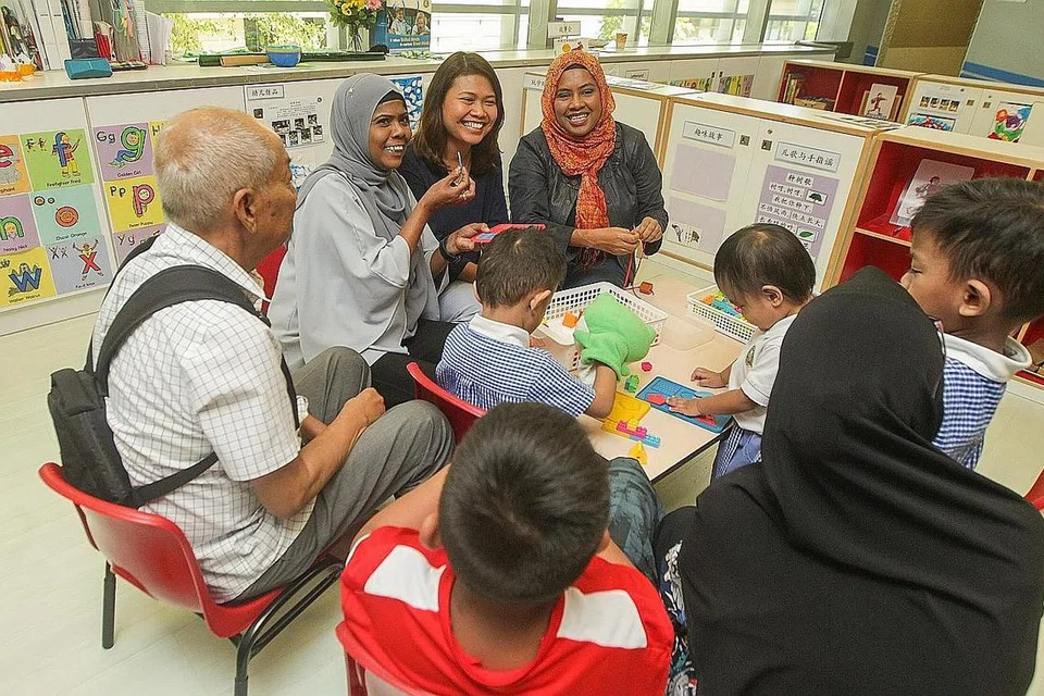 CUCU SUMBER SEMANGAT: Encik Ahmad (kiri) dan Cik Nora (kanan, bertudung hitam) amat bersyukur cucu mereka kini mendapat pendidikan menyeluruh di Learning Vision. (Dari kanan) Cik Saleemah Ismail, pengarah eksekutif New Life Stories; Cik Marlina Sarkan, ketua CSR Knowlegde Access; dan Cik Rynna Karim, eksekutif program kanan New Life Stories, yang bekerjasama untuk meringankan beban keluarga seperti Encik Ahmad. - Foto BM oleh ZHANG XUAN
