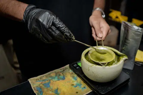 Serbuk ‘matcha’ yang diimport dari Jepun ditapis untuk memastikan tiada ketulan dalam minuman tersebut.