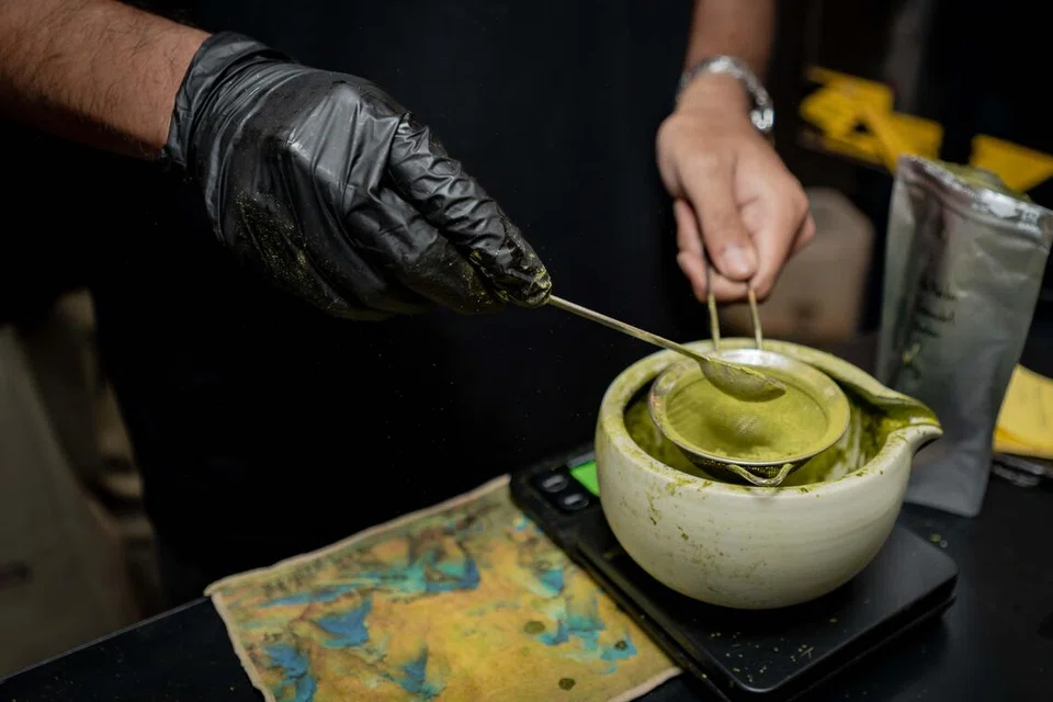 Serbuk ‘matcha’ yang diimport dari Jepun ditapis untuk memastikan tiada ketulan dalam minuman tersebut.