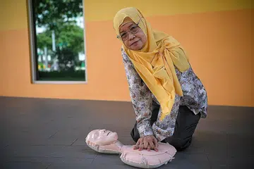 BELAJAR CARA BERI BANTUAN KECEMASAN: Cik Sariah Tomin mengikuti kursus memberi bantuan kecemasan dan kini giat menjadi sukarelawan Kecemasan dan Pendekatan Masyarakat (C2E) di kawasan Pioneer. - Foto BM oleh MARK CHEONG