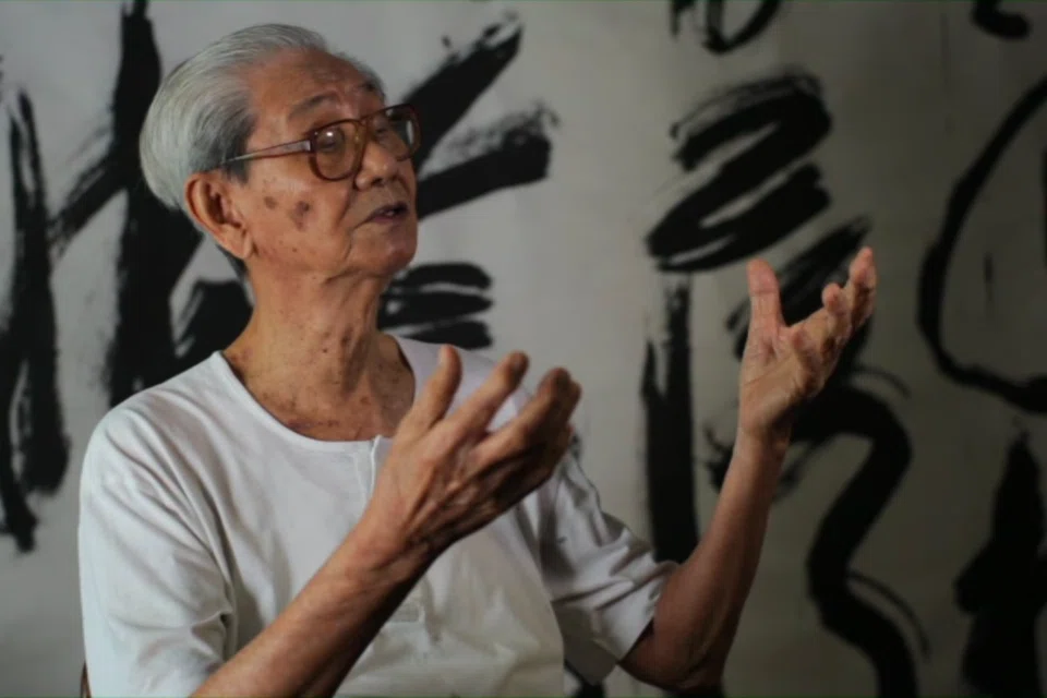 Petikan daripada rakaman video Lim Tze Peng di tempat kerja pada 2013, yang ditugaskan oleh Galeri Nasional Singapura. Pelukis itu dirakam bersama kaligrafi, ‘Tiga Puisi di Awal Musim Luruh, No. 1’, oleh penyair Tang Xu Hun.