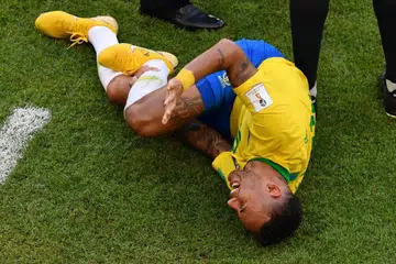 Bintang harapan Brazil, Neymar, 'bergelimpangan' di padang. Sekalipun akur beliau kerap menjadi mangsa kekasaran, gelagat Neymar bagaimanapun menjadi bahan ketawa dan cemuhan. - Foto AFP