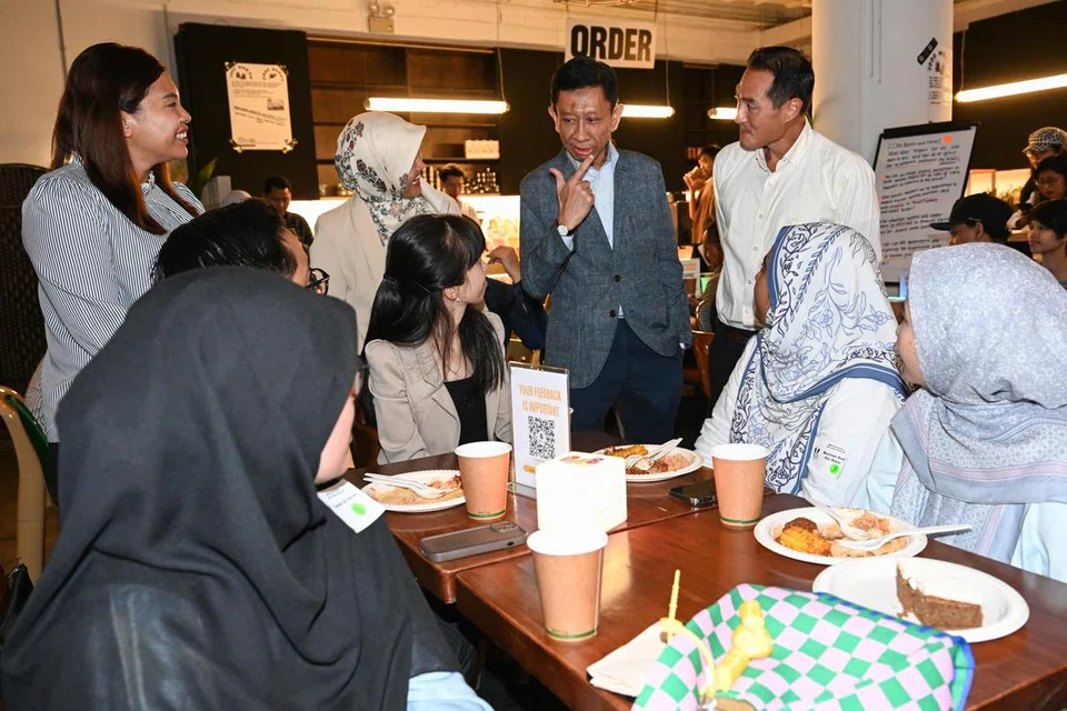 (Berdiri dari kiri) Timbalan Editor Audiens dan Perkembangan BH, Cik Rabiatul Adawiya Binhan; Cik Norhaiza Hashim; Encik Shafie Shamsuddin dan Encik Tan Kiat How sedang berbincang dengan peserta yang hadir di kafe working title di Maktab Seni Lasalle.
