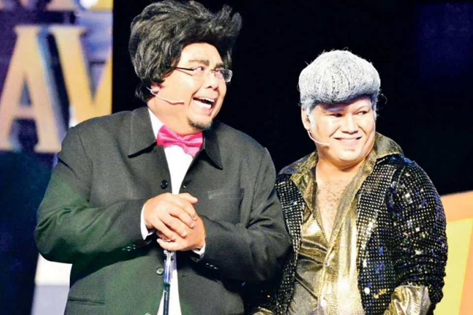 KINI BERSATU: Kumpulan Comey (atas) yang dianggotai pelawak Singapura, Suhaimi Yusof (kiri) dan pelawak Malaysia, Ropie, telah ditubuhkan pada 2013. 