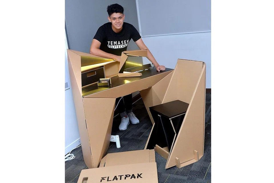 TEROKA MANFAAT KADBOD: Encik Muhammad Hareez Azmi, yang mengikuti Program Asas Politeknik sebagai kohort pelajar perintis, mendalami seni pertukangan, termasuk menghasilkan perabot kadbod bagi kegunaan pelajar antarabangsa yang mahukan kerusi dan meja yang mudah dikitar semula. - Foto KHALID BABA