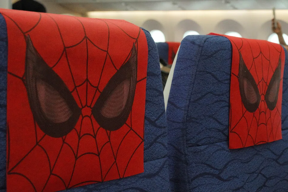 arung tempat letak kepala eksklusif bertemakan Spider-Man: Brand New Day menghiasi ruang dalaman pesawat Scoot.